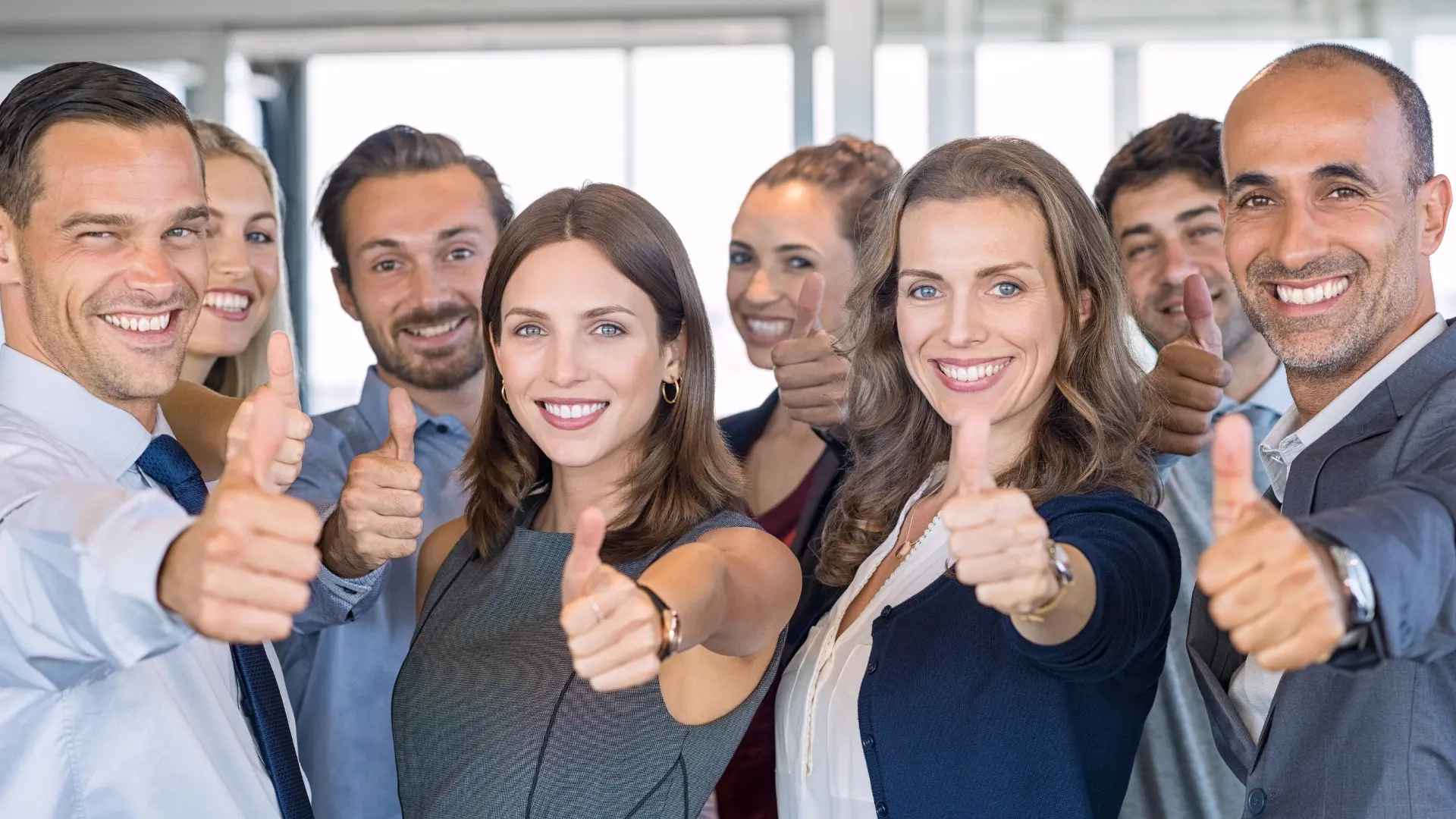 Equipo de empresa sonriendo, ejemplo de pyme que puede recuperar cartera con Mileniabot
